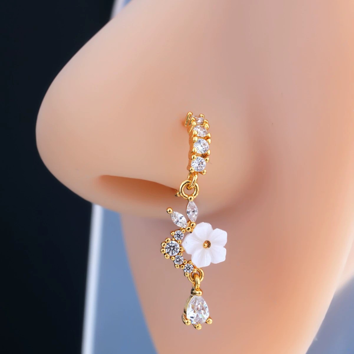 Body Jewelry Nose Ring - แหวนจมูกดอกไม้สีทองประดับคริสตัลทรงหยดน้ำแบบห้อย 18G ทำจากเหล็กกล้าผ่าตัด สำหรับสไตล์คอทเทจคอร์ แฟรี่คอร์ เครื่องประดับสวยงาม